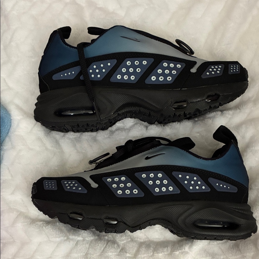 Nike Black and Blue Gradient Athletic Shoes
